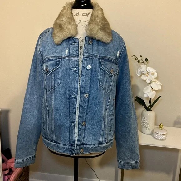 Abercrombie & fitch Denim Jacket with Faux Fur Collar - Picture 2 of 12